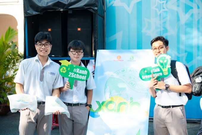 Học sinh trường THPT Chuyên Lê Hồng Phong (TP HCM) chụp ảnh cùng các món quà của cuộc thi.