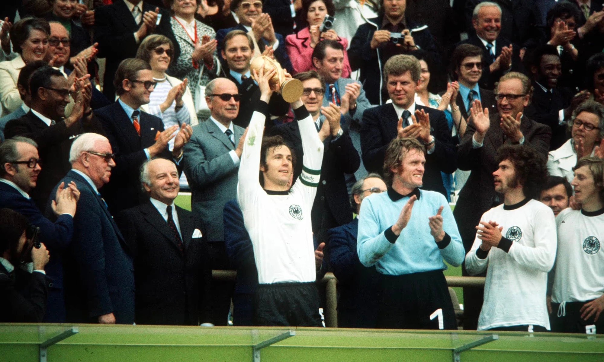 Huyền thoại bóng đá Đức, ‘Hoàng đế’ Franz Beckenbauer qua đời- Ảnh 1.