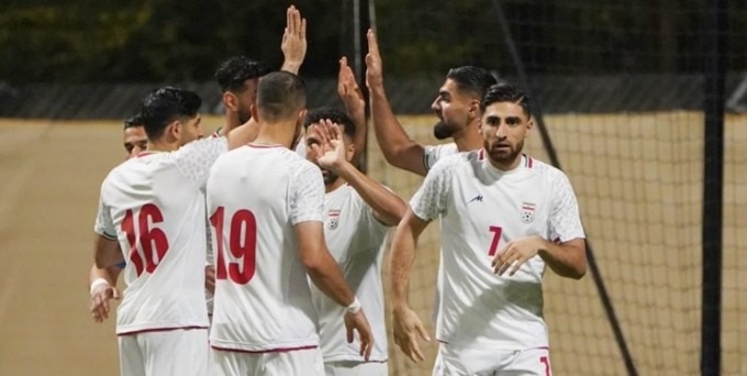 Các cầu thủ Iran mừng bàn trong trận giao hữu thắng Indonesia 5-0 tối 9/1, trên sân Al Rayyan Training Ground, Qatar. Ảnh: FN
