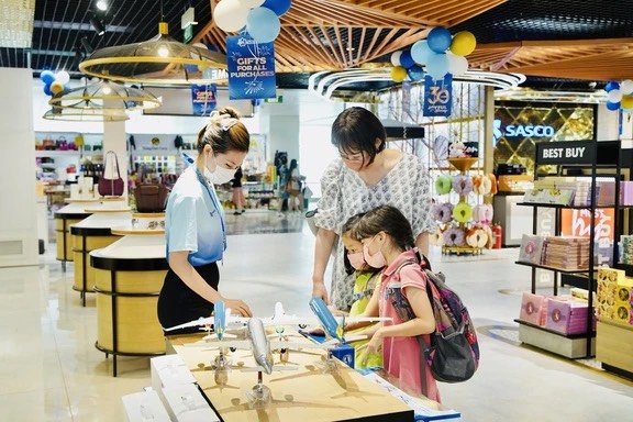 Khách du lịch tăng, công ty của 'Vua hàng hiệu' thu mỗi ngày hơn 7 tỉ đồng- Ảnh 1. Khách du lịch tăng, công ty của 'Vua hàng hiệu' thu mỗi ngày hơn 7 tỉ đồng- Ảnh 1.