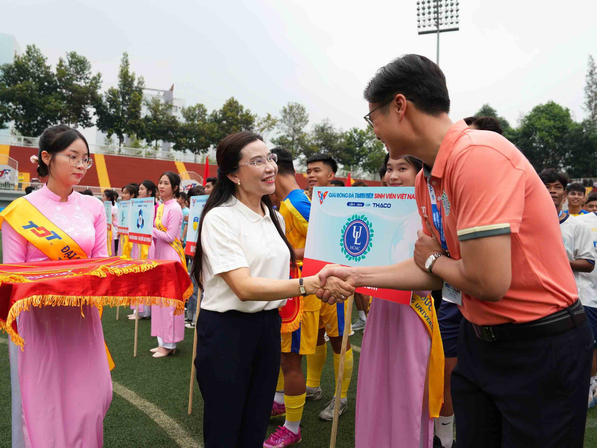 Khai mạc giải bóng đá Thanh Niên sinh viên VN lần II - 2024 Cúp THACO- Ảnh 1. Khai mạc giải bóng đá Thanh Niên sinh viên VN lần II - 2024 Cúp THACO- Ảnh 1.