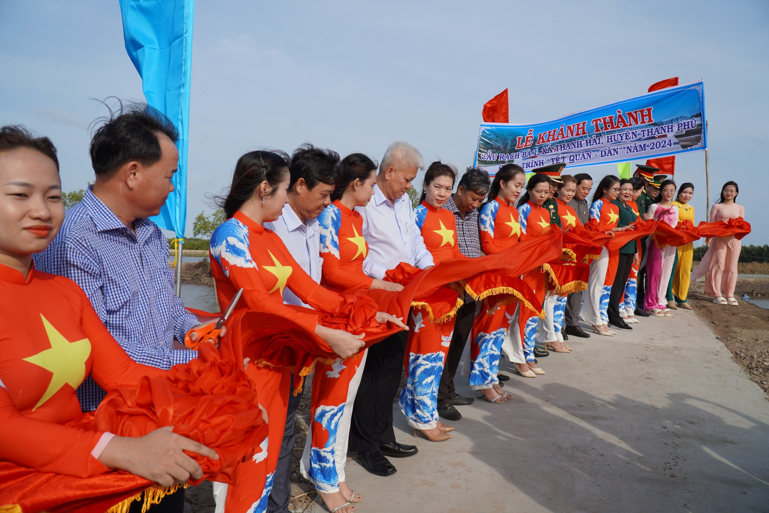 Bến Tre: Khánh thành 2 cầu ở xã vùng sâu Thạnh Hải- Ảnh 1. Bến Tre: Khánh thành 2 cầu ở xã vùng sâu Thạnh Hải- Ảnh 1.