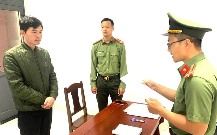 Cơ quan công an tống đạt quyết định khởi tố, bắt giam Trần Đình Chiến.