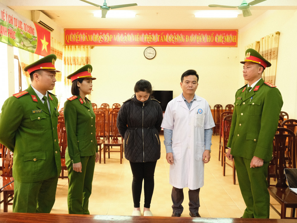 Khởi tố bác sĩ, điều dưỡng lập khống hồ sơ bệnh án trục lợi tiền bảo hiểm- Ảnh 1. Khởi tố bác sĩ, điều dưỡng lập khống hồ sơ bệnh án trục lợi tiền bảo hiểm- Ảnh 1.