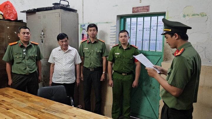 Cơ quan An ninh điều tra Công an TP.HCM tống đạt các quyết định và lệnh đối với Nguyễn Công Khế (áo trắng).