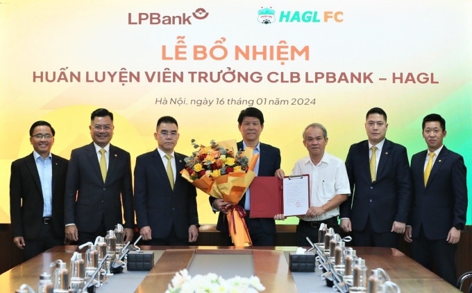 Ông Vũ Tiến Thành (thứ tư, từ trái sang) được trao bổ nhiệm làm huấn luyện viên trưởng Câu l ạc bộ bóng đá LPBank HAGL. Ảnh: LPBank