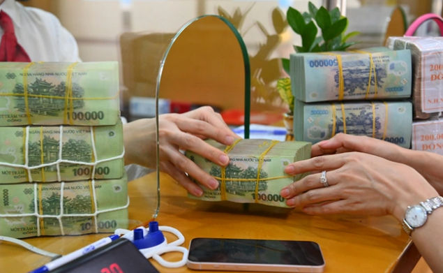 lai suat tiet kiem da giam sau nhung luong tien gui van cao hinh 1