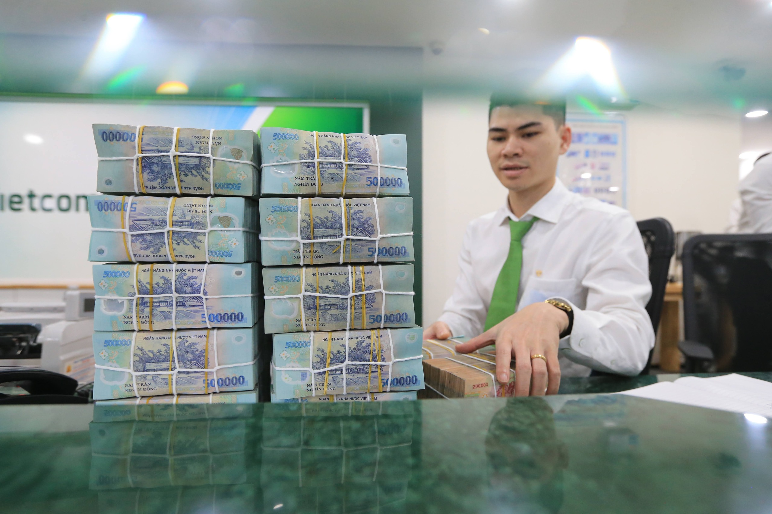 Sốc: Lãi suất tiết kiệm xuống còn 1,7%/năm- Ảnh 1. Sốc: Lãi suất tiết kiệm xuống còn 1,7%/năm- Ảnh 1.