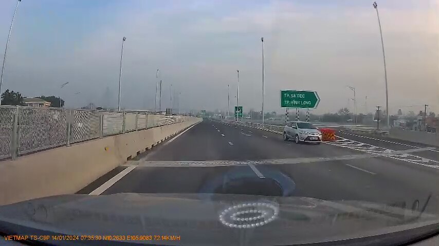 Lại xuất hiện clip ô tô chạy ngược chiều trên cao tốc Mỹ Thuận - Cần Thơ- Ảnh 1.