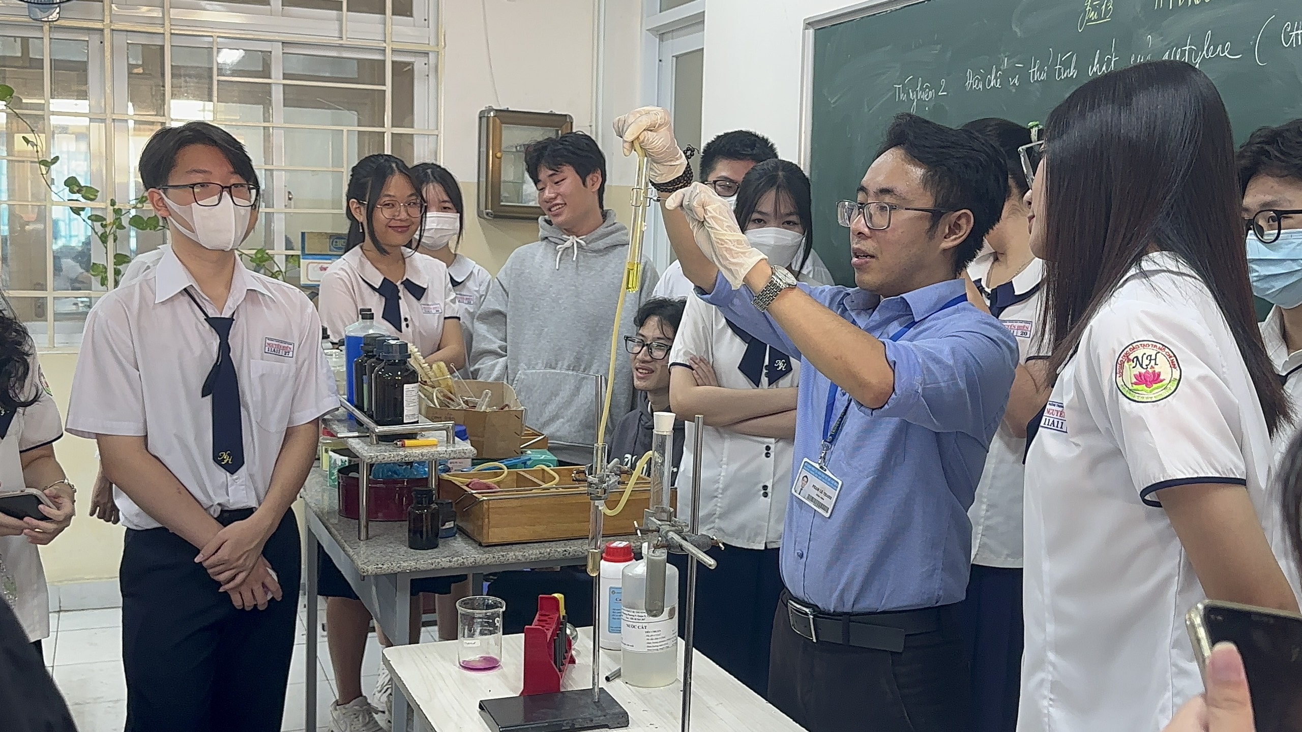Vụ học sinh bị thương vì nổ ống nghiệm: Làm sao để đảm bảo an toàn?- Ảnh 1. Vụ học sinh bị thương vì nổ ống nghiệm: Làm sao để đảm bảo an toàn?- Ảnh 1.