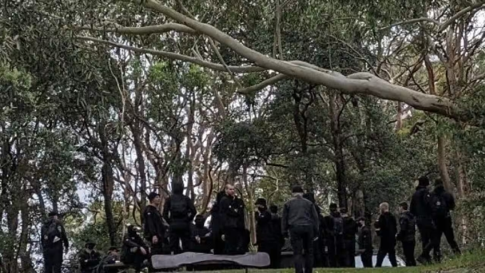 Nhóm người mặc đồ đen tụ tập tại công viên ở phía bắc Sydney, ngày 28/1. Ảnh: SBS