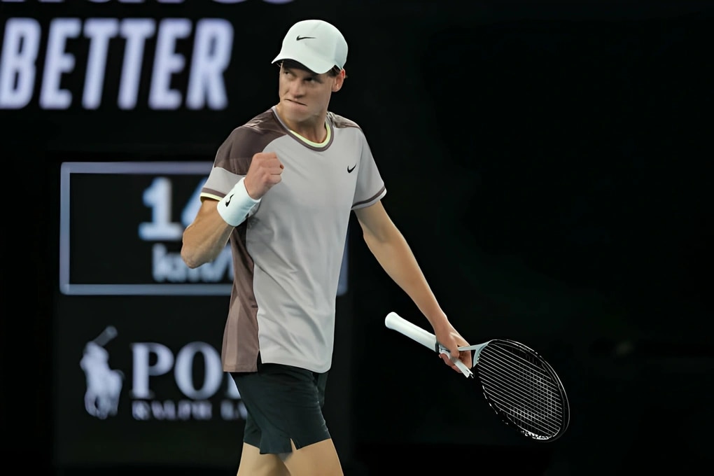 Lập kỷ lục trong ngày vô địch Australian Open, Sinner khen ngợi Medvedev - 1