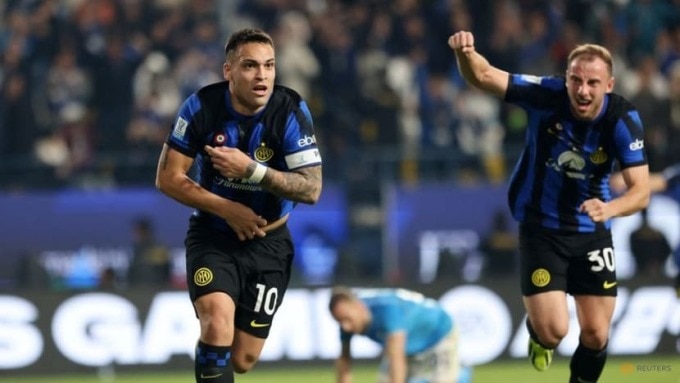 Lautaro Martinez (trái) mừng bàn trong trận chung kết Siêu Cup Italy, Inter thắng Napoli 1-0 tối 22/1, trên sân KSU, Arab Saudi. Ảnh: Reuters