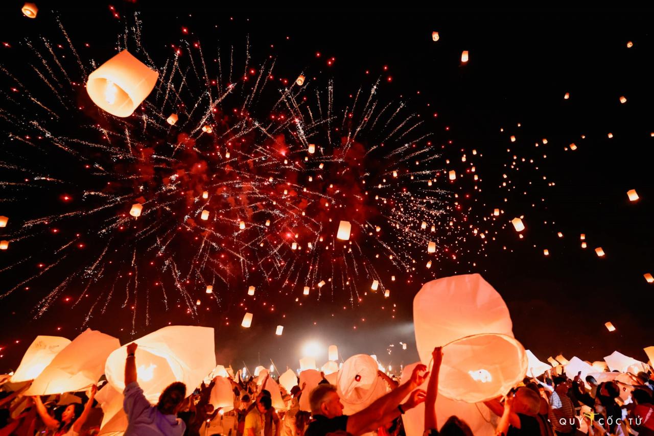 Đêm lung linh ánh đèn trời và pháo hoa trong lễ hội thiên đăng Yi Peng ở Chiang Mai, Thái Lan. Ảnh: Quỷ Cốc Tử