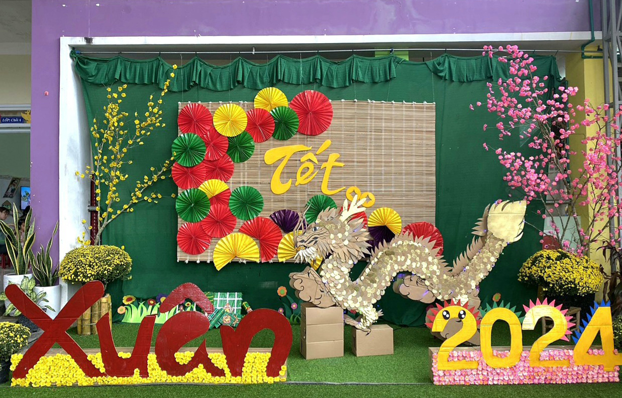 Linh vật rồng làm bằng bìa carton của các giáo viên mầm non nhận ‘mưa lời khen’- Ảnh 1. Linh vật rồng làm bằng bìa carton của các giáo viên mầm non nhận ‘mưa lời khen’- Ảnh 1.