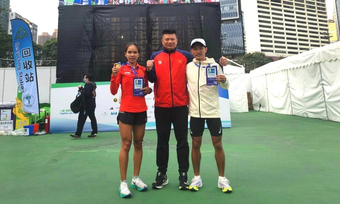 Hoàng Nguyên Thanh cùng HLV Trần Đoàn Minh Thiện và Hoàng Thị Ngọc Hoa sau khi kết thúc cuộc đua ở Standard Chartered Hong Kong Marathon hôm 21/1. Ảnh: Facebook/Hoàng Nguyên Thanh
