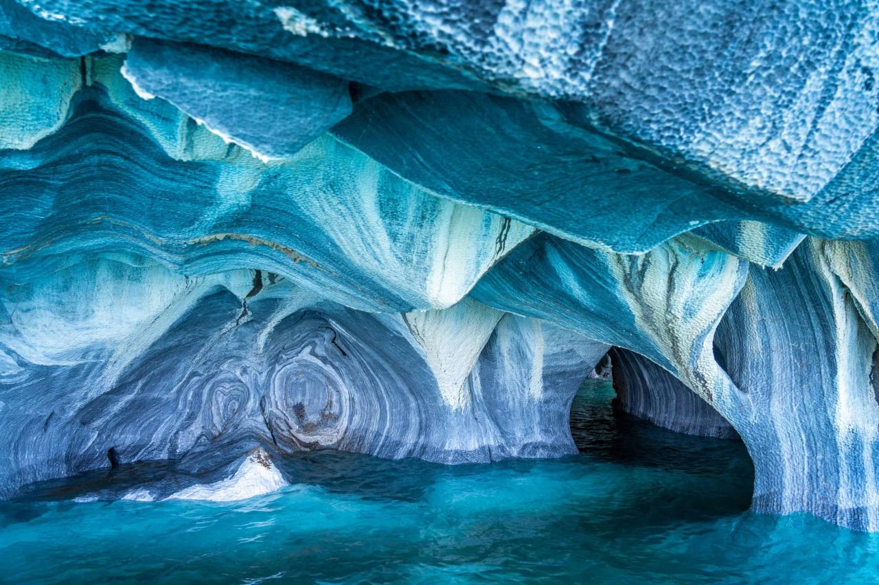 Sắc xanh diệu kỳ trong hang động ngập nước ở Chile. Ảnh: Chile Travel