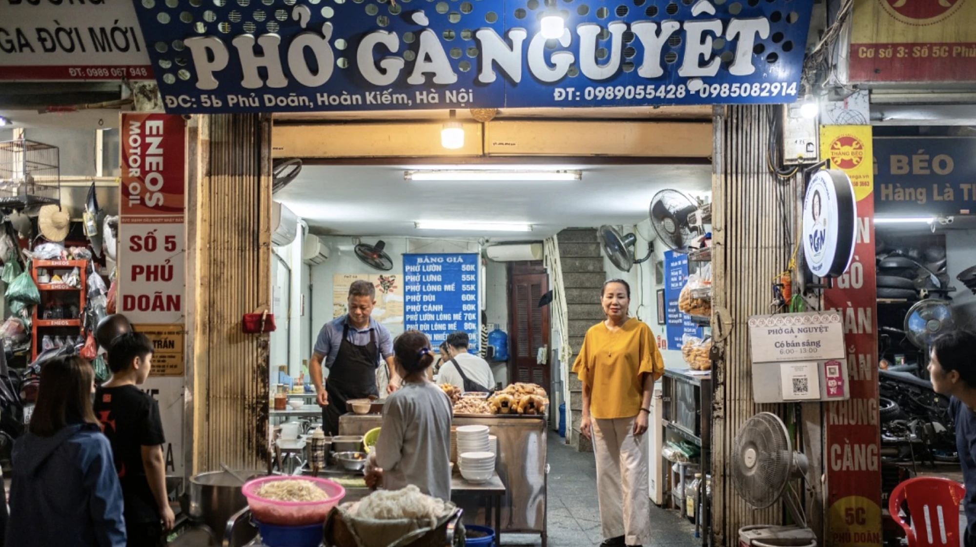 Michelin bật mí chuyện nên thử phở gà Nguyệt - 'viên ngọc quý' phố cổ Hà Nội- Ảnh 1. Michelin bật mí chuyện nên thử phở gà Nguyệt - 'viên ngọc quý' phố cổ Hà Nội- Ảnh 1.