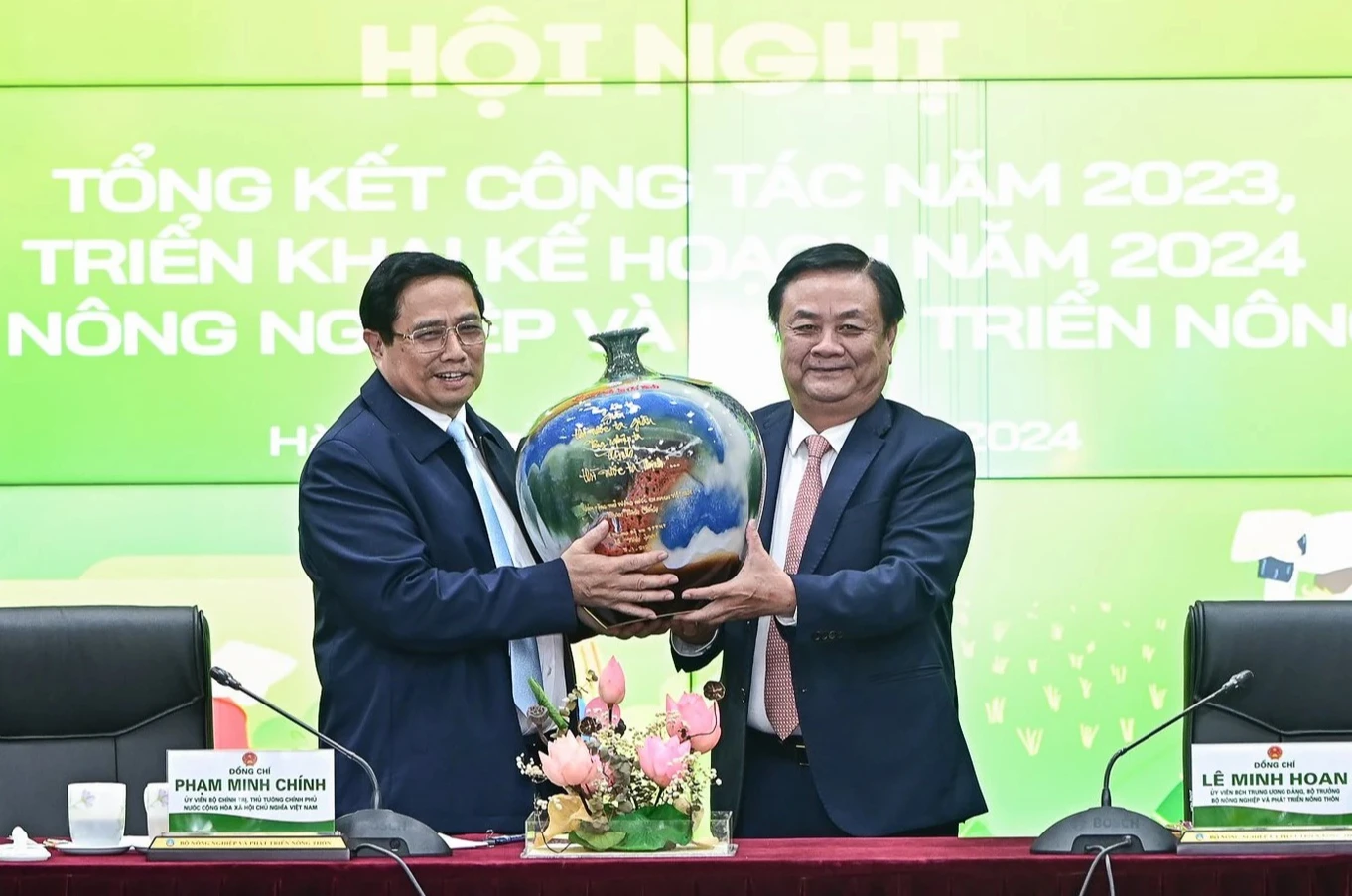 Món quà lưu niệm 'đặc biệt' Bộ trưởng Lê Minh Hoan tặng Thủ tướng Phạm Minh Chính- Ảnh 1. Món quà lưu niệm 'đặc biệt' Bộ trưởng Lê Minh Hoan tặng Thủ tướng Phạm Minh Chính- Ảnh 1.