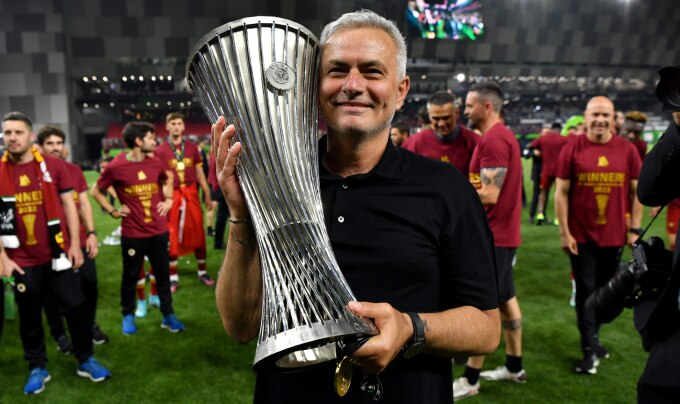 Mourinho giành Conference League cho Roma mùa 2021-2022 sau trận chung kết thắng Feyenoord 1-0 tại Tirana, Albania. Ảnh: UEFA