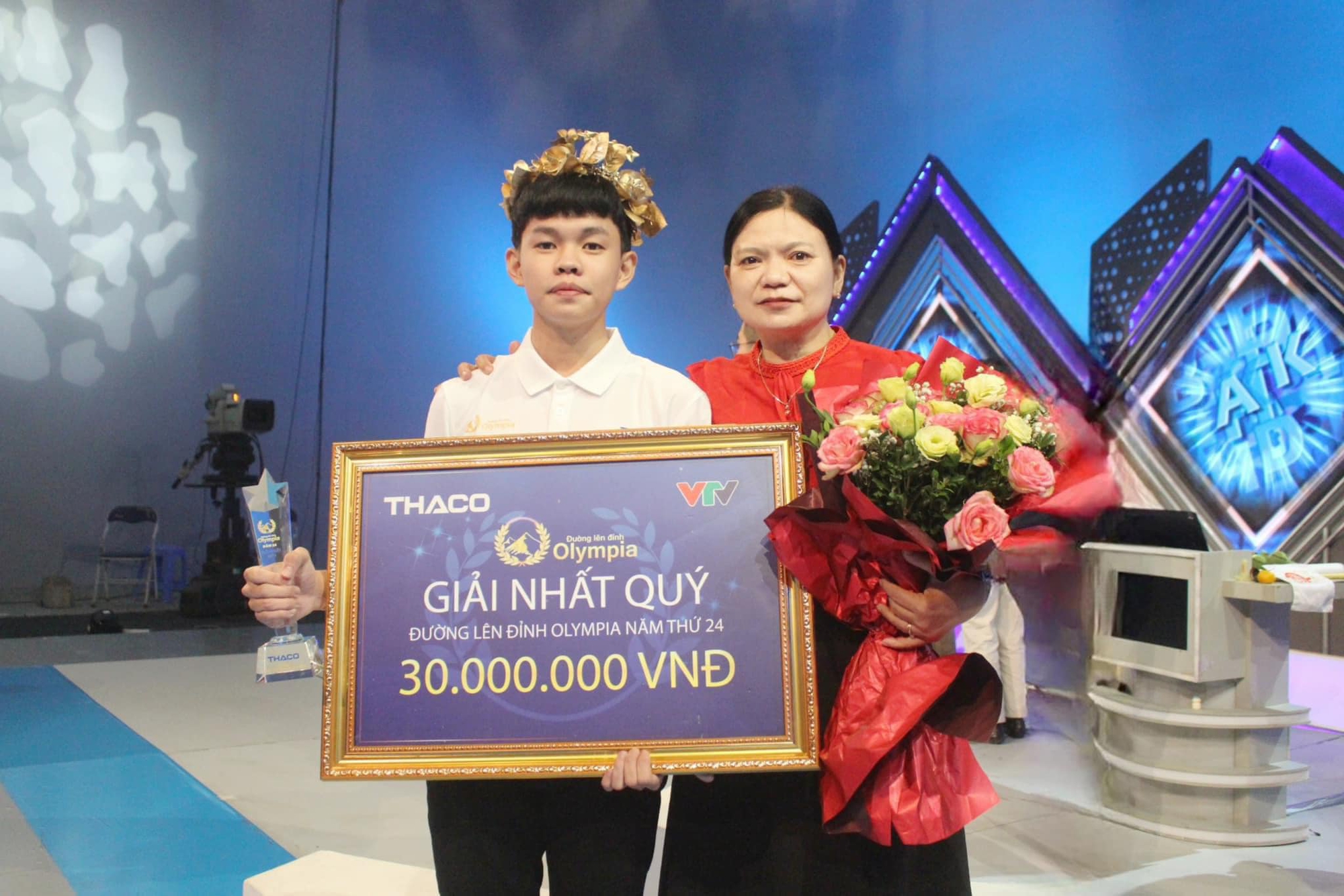 Nam sinh đầu tiên mang cầu truyền hình chung kết Đường lên đỉnh Olympia về Phú Yên- Ảnh 1. Nam sinh đầu tiên mang cầu truyền hình chung kết Đường lên đỉnh Olympia về Phú Yên- Ảnh 1.