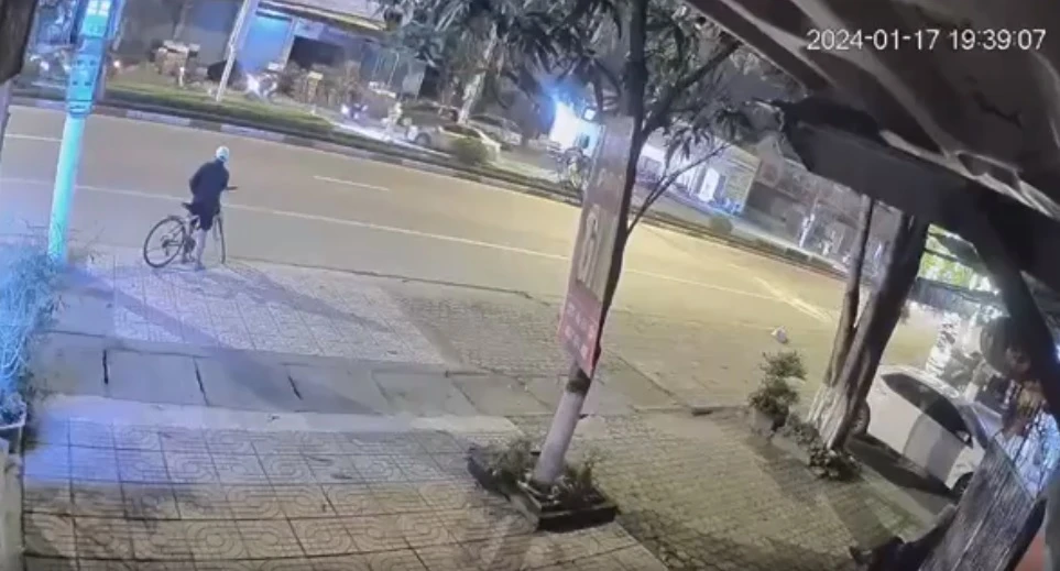 Nam sinh lớp 12 tông phải CSGT tại chốt đo nồng độ cồn- Ảnh 2. Nam sinh lớp 12 tông phải CSGT tại chốt đo nồng độ cồn- Ảnh 2.