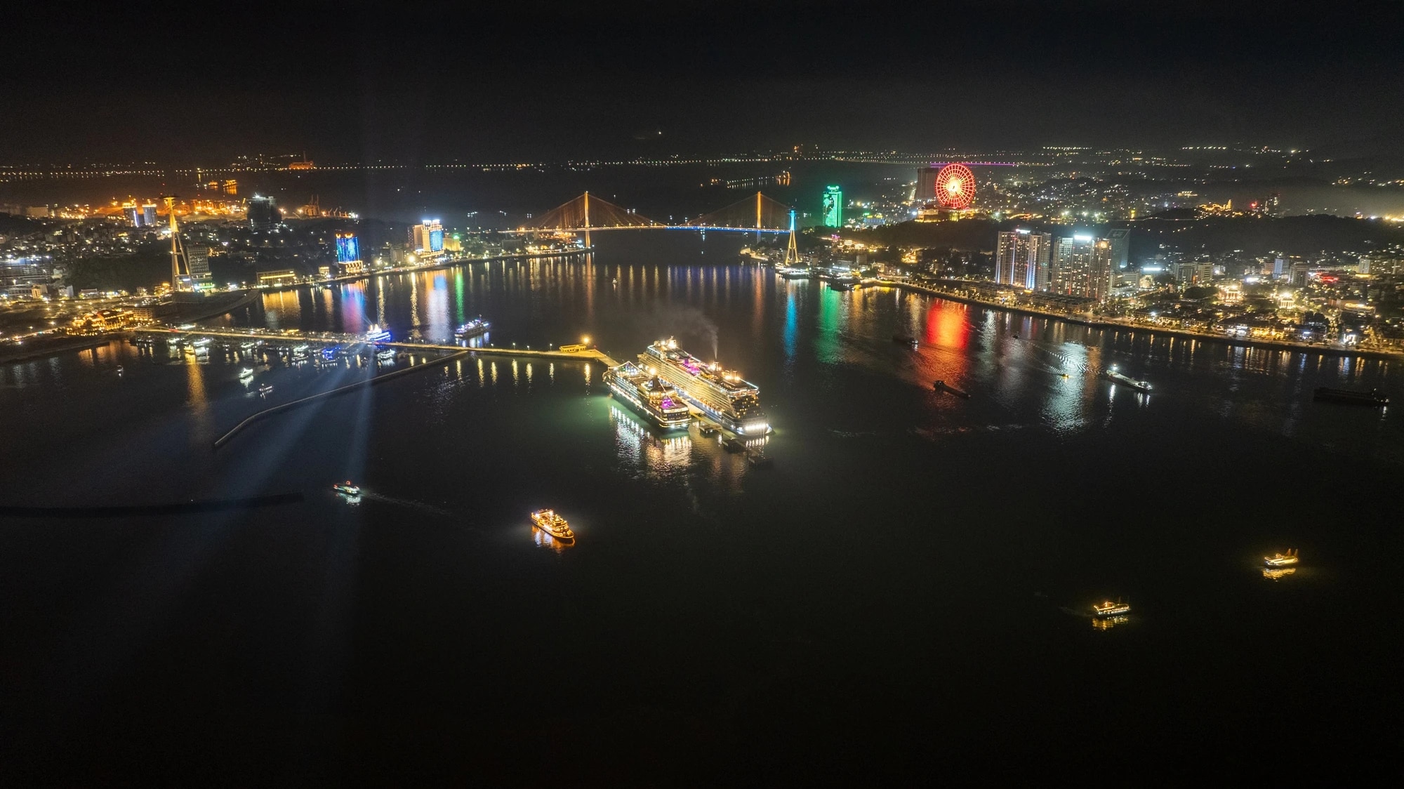 Ngắm vịnh Hạ Long lộng lẫy ánh đèn đón chào năm mới 2024- Ảnh 1.