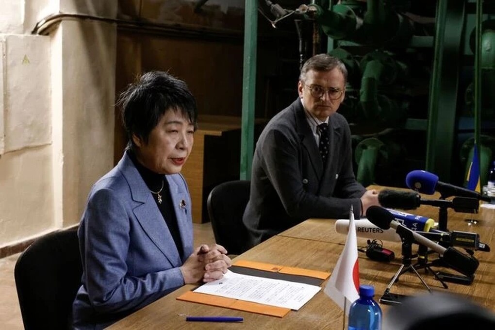 Ngoại trưởng Nhật phải vào hầm trú ẩn khi mang cam kết viện trợ đến Ukraine - 1
