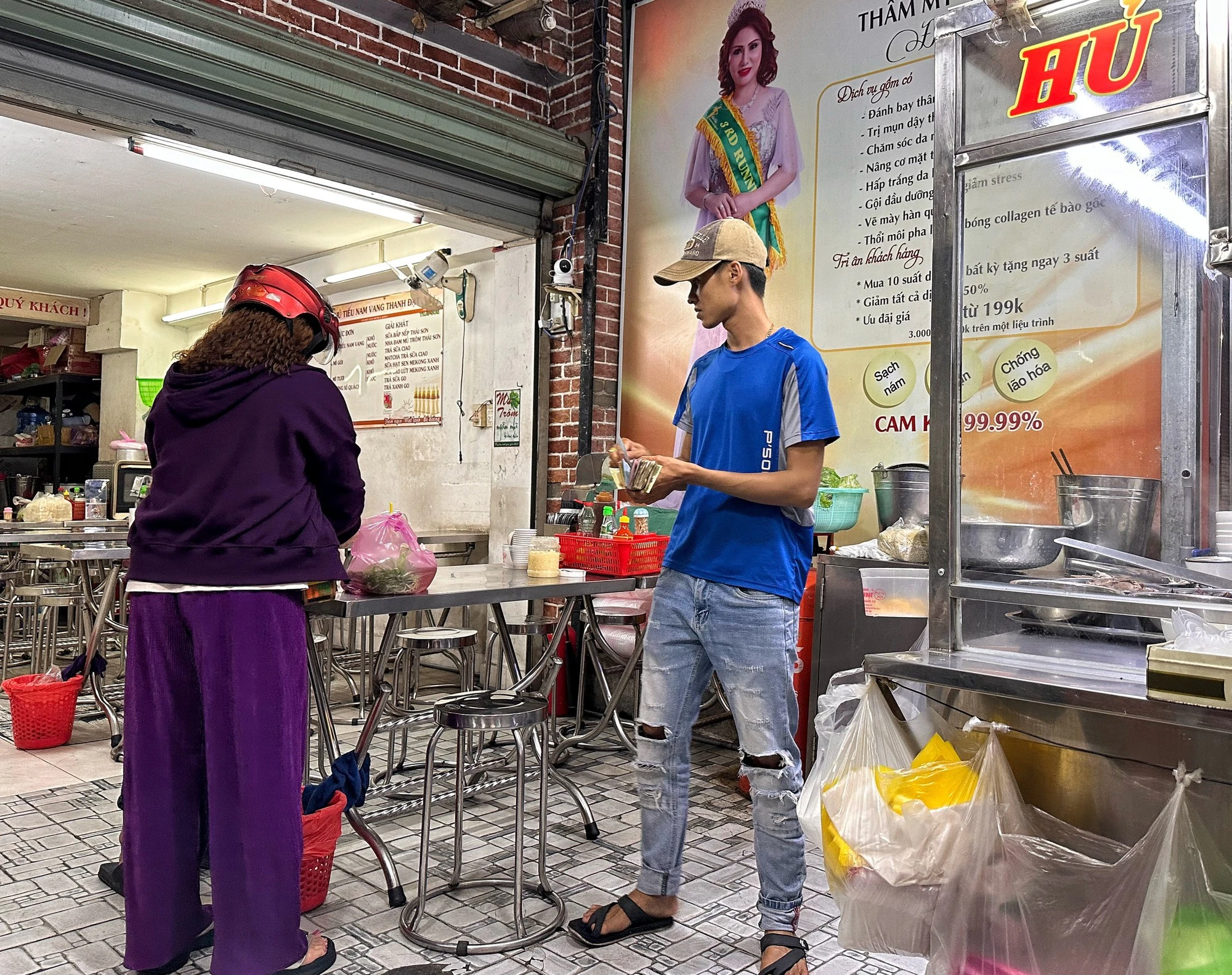 Người dân TP.HCM thắt chặt hầu bao, bớt ăn quán 'sang chảnh' để dành sắm tết- Ảnh 1. Người dân TP.HCM thắt chặt hầu bao, bớt ăn quán 'sang chảnh' để dành sắm tết- Ảnh 1.