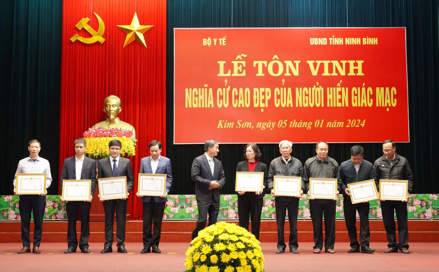 Người phụ nữ thấy lại ánh sáng nhờ được ghép giác mạc từ người hiến cùng quê- Ảnh 1. Người phụ nữ thấy lại ánh sáng nhờ được ghép giác mạc từ người hiến cùng quê- Ảnh 1.