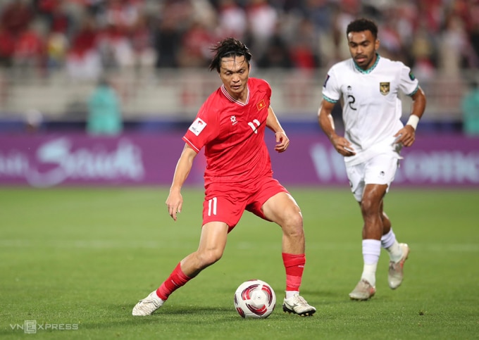 Nguyễn Tuấn Anh đi bóng trong trận Việt Nam thua Indonesia 0-1 trên sân Abdullah bin Khalifa ở Doha (Qatar) ngày 19/1. Ảnh: Lâm Thoả