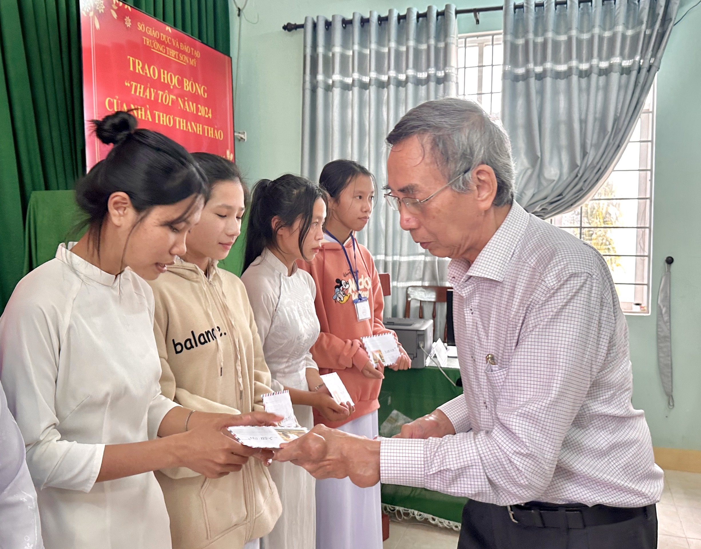 Nhà thơ Thanh Thảo trao học bổng 'Thầy tôi' cho học sinh Sơn Mỹ- Ảnh 1. Nhà thơ Thanh Thảo trao học bổng 'Thầy tôi' cho học sinh Sơn Mỹ- Ảnh 1.