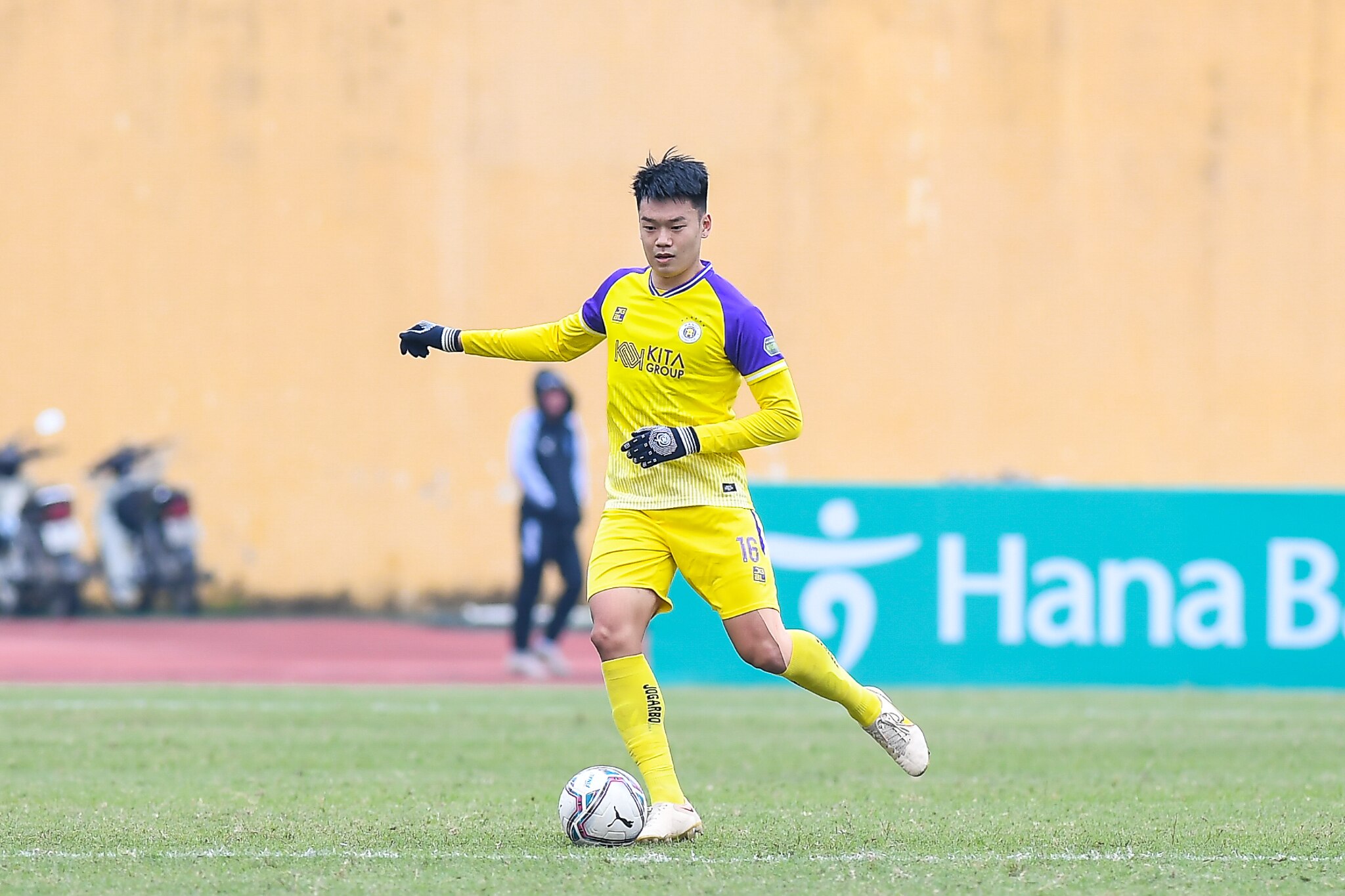 Thành Chung ra sân thi đấu cho CLB Hà Nội