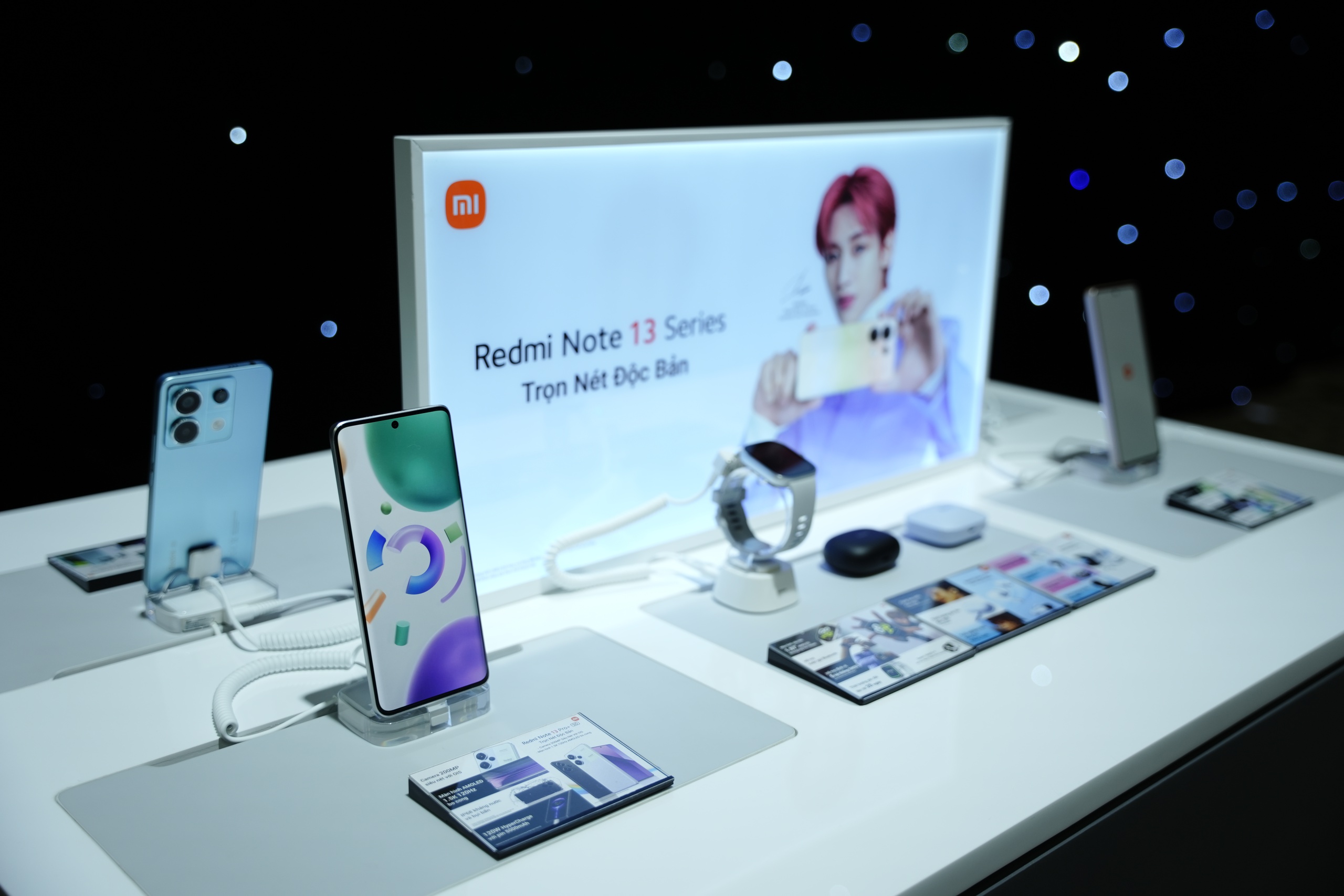 Những smartphone tầm trung đáng mua dịp cuối năm- Ảnh 1. Những smartphone tầm trung đáng mua dịp cuối năm- Ảnh 1.