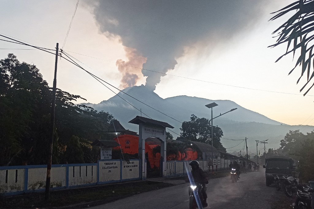 Núi lửa phun trào khiến hàng ngàn người sơ tán ở Indonesia- Ảnh 1. Núi lửa phun trào khiến hàng ngàn người sơ tán ở Indonesia- Ảnh 1.