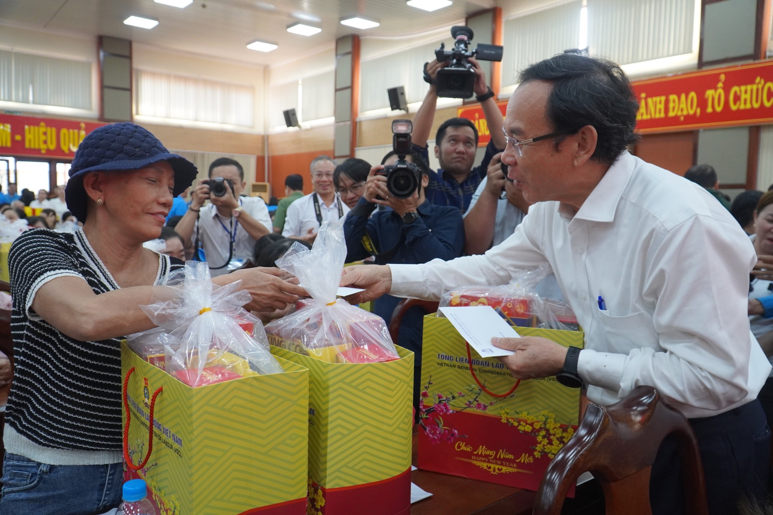 Ông Nguyễn Văn Nên thăm, tặng quà cho hộ nghèo, người lao động tại Đồng Nai- Ảnh 1. Ông Nguyễn Văn Nên thăm, tặng quà cho hộ nghèo, người lao động tại Đồng Nai- Ảnh 1.