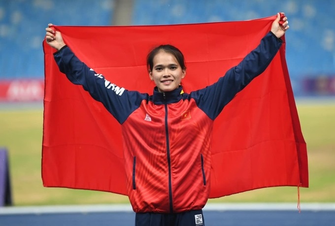Phạm Thị Hồng Lệ giành HC vàng  chạy 10.000 m tại SEA Games 31 ở Việt Nam. Ảnh: Facebook/Hồng Lệ