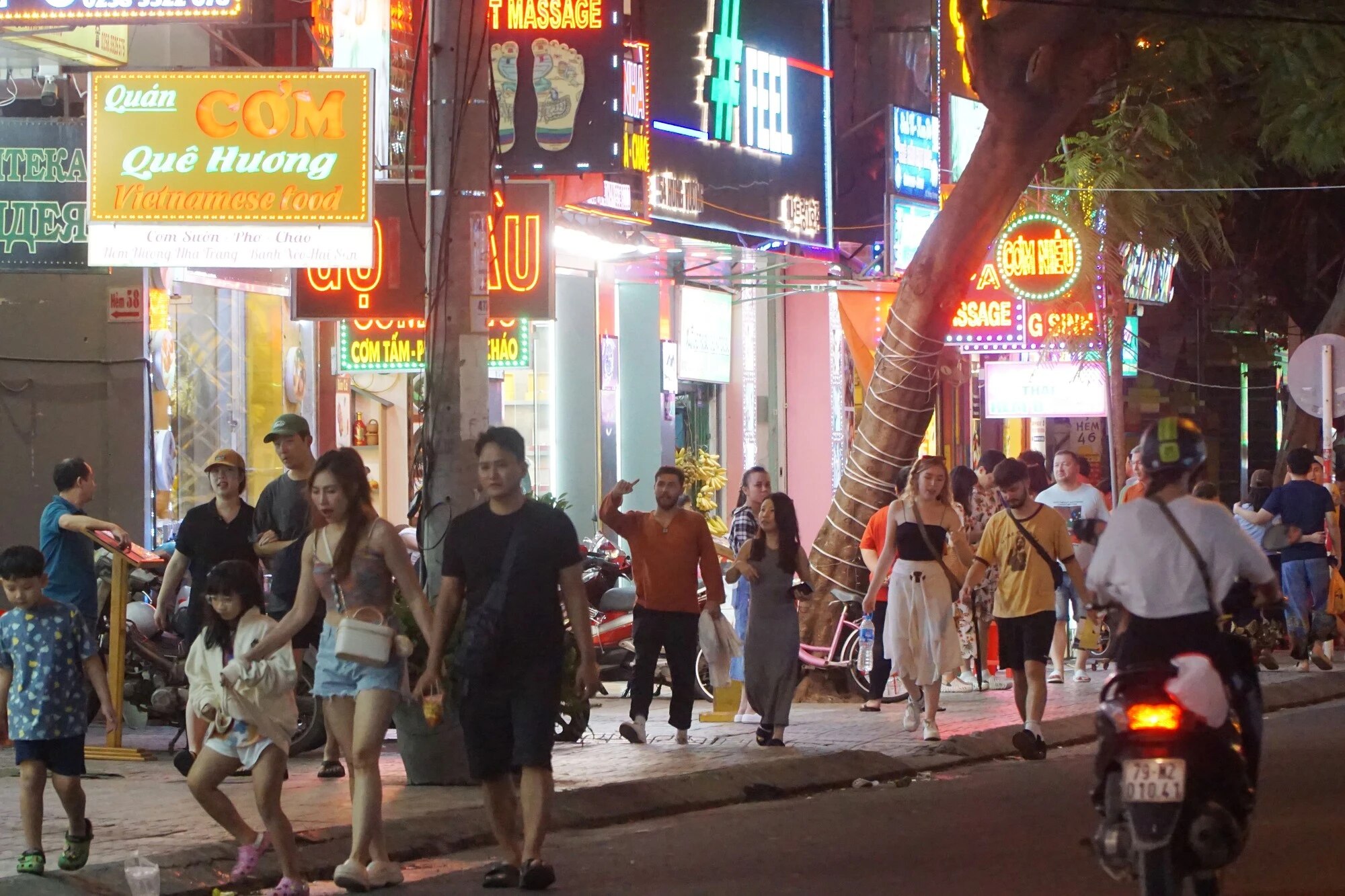 'Phố Tây' ở Nha Trang hồi sinh nhờ khách Hàn tăng mạnh- Ảnh 1.