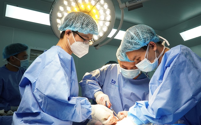 Bác sĩ Vũ (đứng giữa) trong ca phẫu thuật tái tạo dây chằng cho người bệnh. Ảnh: Bệnh viện cung cấp