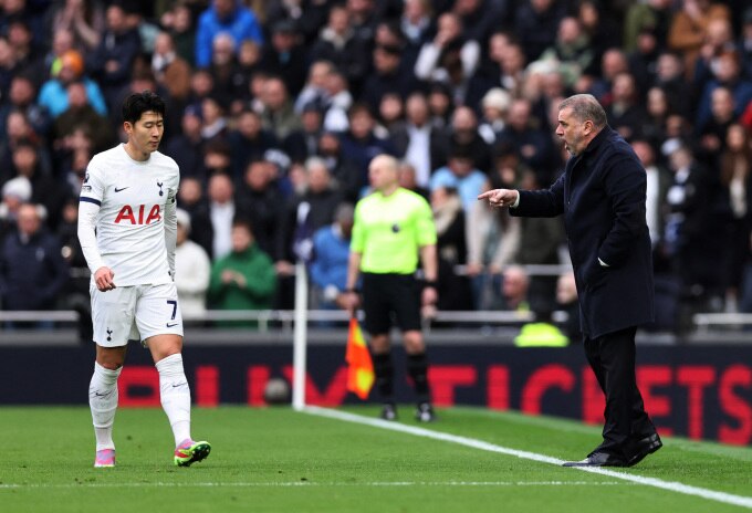 HLV Ange Postecoglou chỉ đạo Son Heung-min trong trận Tottenham - Bournemouth ở Ngoại hạng Anh ngày 31/12/2023. Ảnh: Reuters