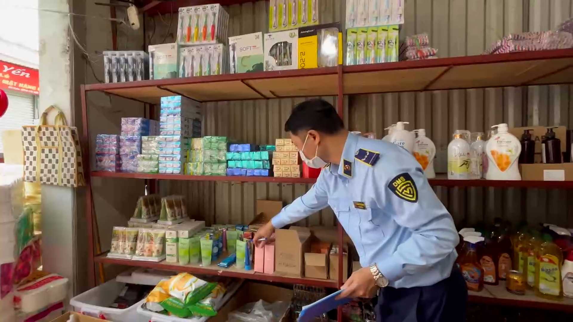 Hai mũi tấn công QLTT kiểm tra kho mỹ phẩm giả sau phản ánh của Lao Động