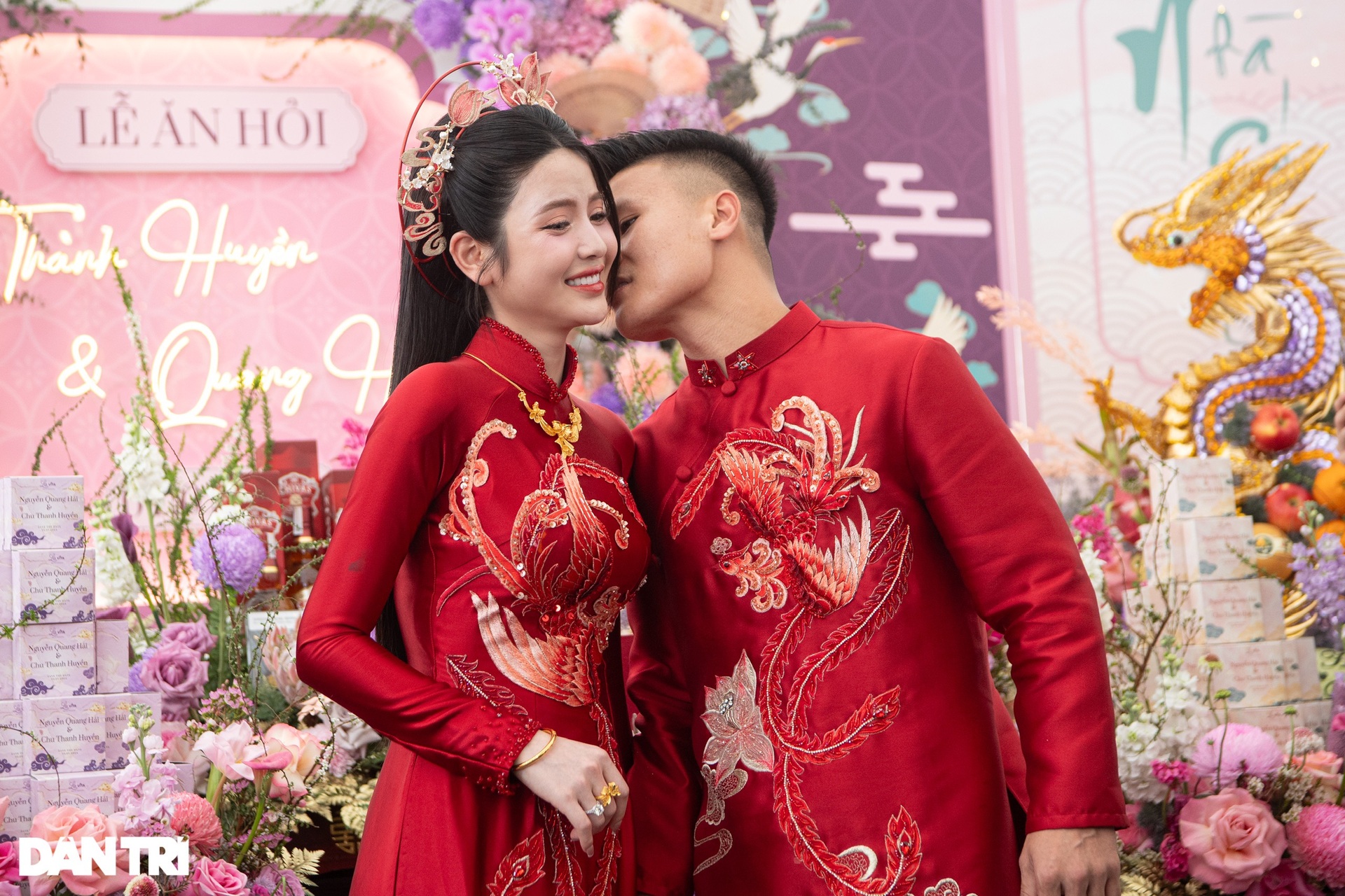 Quang Hải hôn má, đón cô dâu Chu Thanh Huyền bằng xe Bentley 10 tỷ đồng - 5 Quang Hải hôn má, đón cô dâu Chu Thanh Huyền bằng xe Bentley 10 tỷ đồng - 5