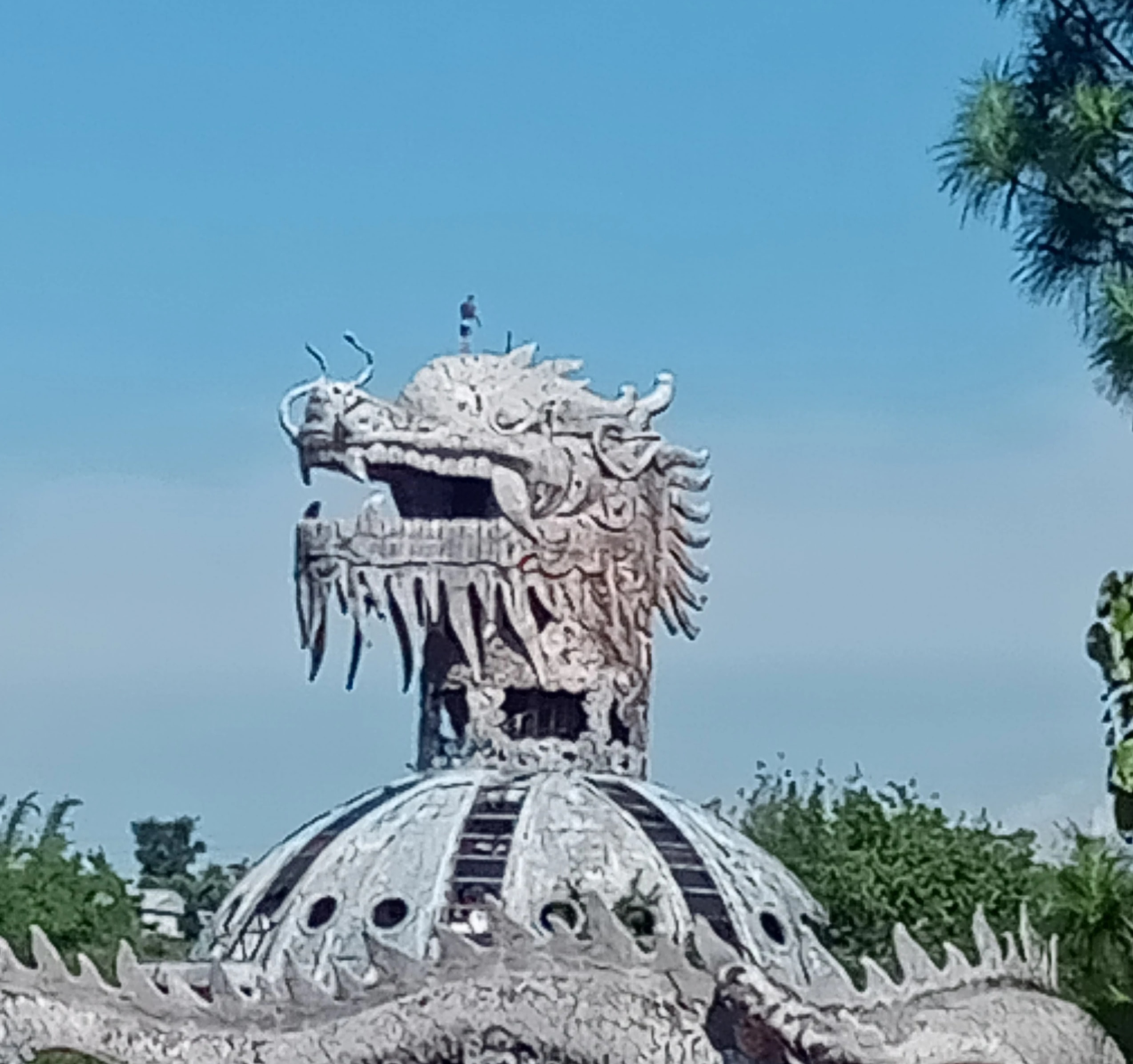 'Rớt tim' cảnh du khách check-in trên đầu rồng khổng lồ tại hồ Thủy Tiên- Ảnh 1.