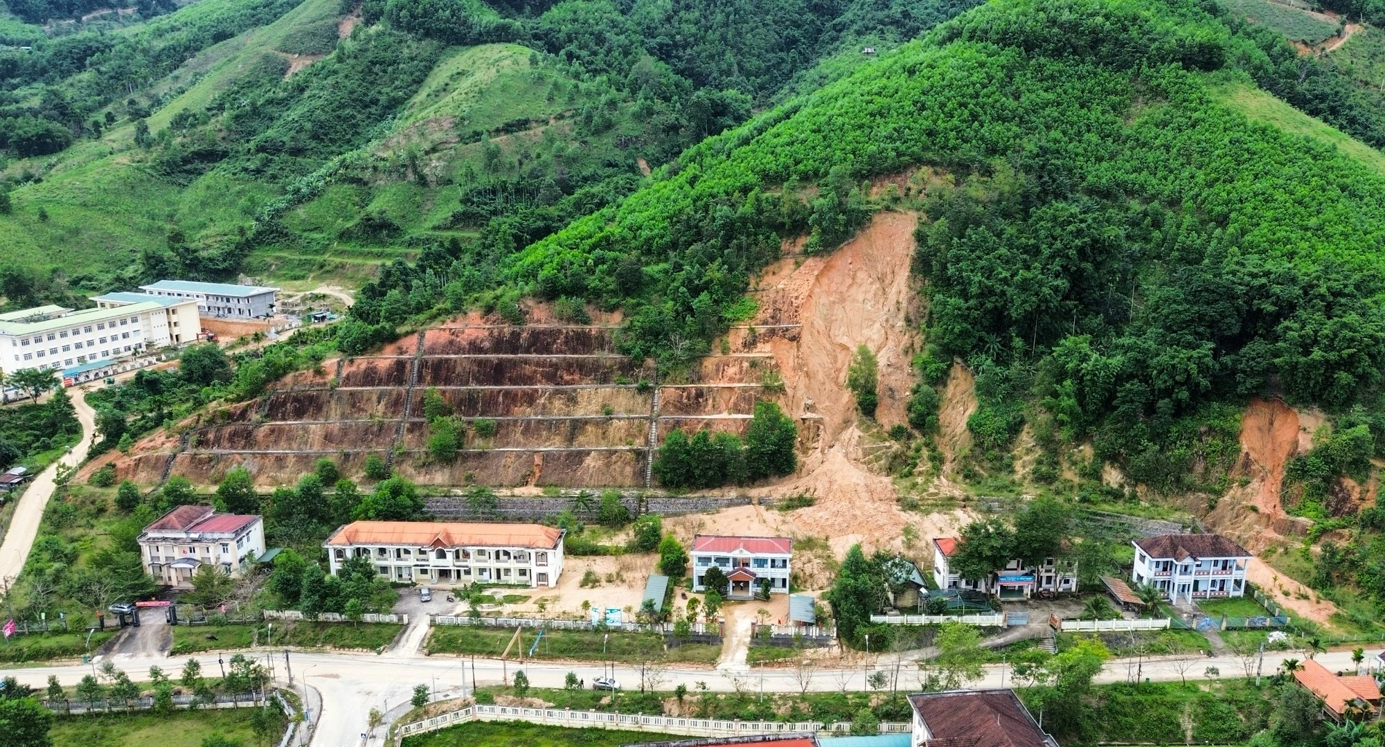 Sạt lở núi đe dọa nhiều trụ sở ở Quảng Ngãi- Ảnh 1. Sạt lở núi đe dọa nhiều trụ sở ở Quảng Ngãi- Ảnh 1.