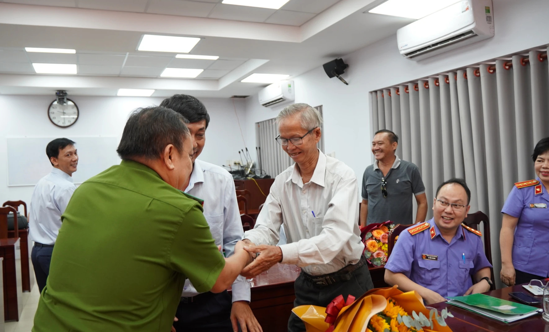 Sau hơn 27 năm, ông Nguyễn Văn Khẩn nhận lời xin lỗi từ Viện KSND TP.HCM- Ảnh 2. Sau hơn 27 năm, ông Nguyễn Văn Khẩn nhận lời xin lỗi từ Viện KSND TP.HCM- Ảnh 2.
