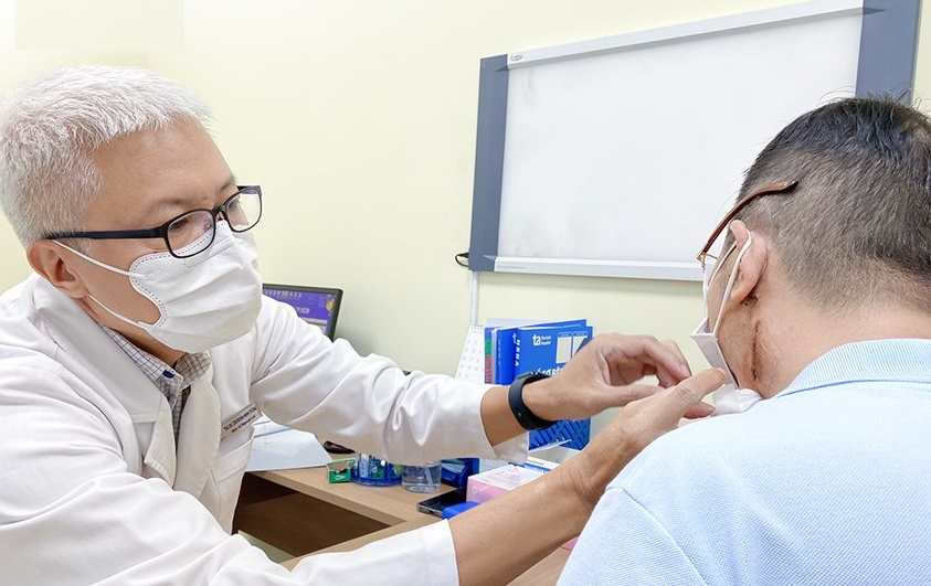 Sợ mổ, người đàn ông uống nước lá cây xạ đen khiến khối u ngày càng lớn- Ảnh 1. Sợ mổ, người đàn ông uống nước lá cây xạ đen khiến khối u ngày càng lớn- Ảnh 1.
