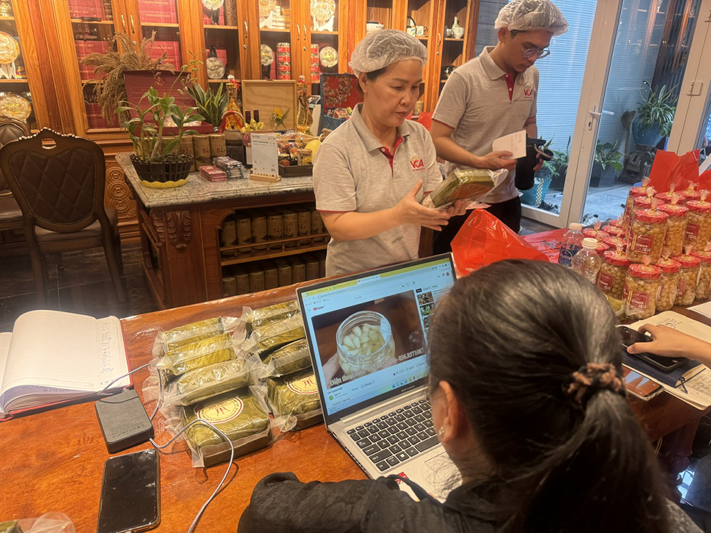 Sôi động các dịch vụ đón tết- Ảnh 1. Sôi động các dịch vụ đón tết- Ảnh 1.