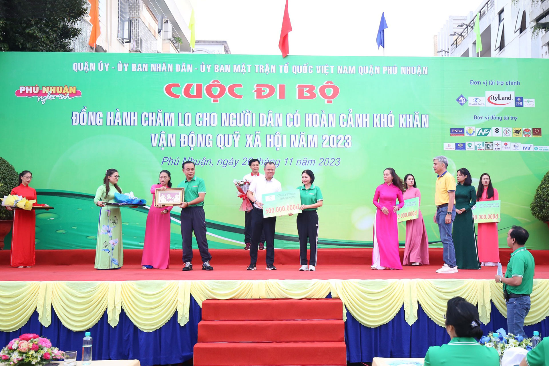Ông Võ Văn Minh - Phó Tổng Giám đốc THACO AUTO phụ trách Miền Nam trao tặng 500 triệu đồng cho Quỹ Xã hội quận Phú Nhuận 2023 THACO-2