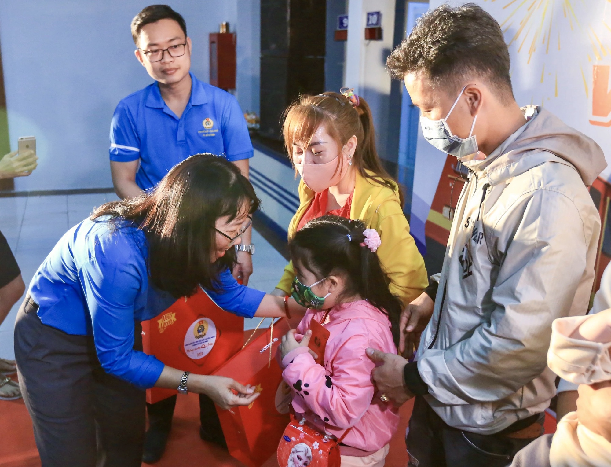 TP.HCM dành hơn 1.000 tỉ đồng chăm lo tết cho người khó khăn- Ảnh 1. TP.HCM dành hơn 1.000 tỉ đồng chăm lo tết cho người khó khăn- Ảnh 1.