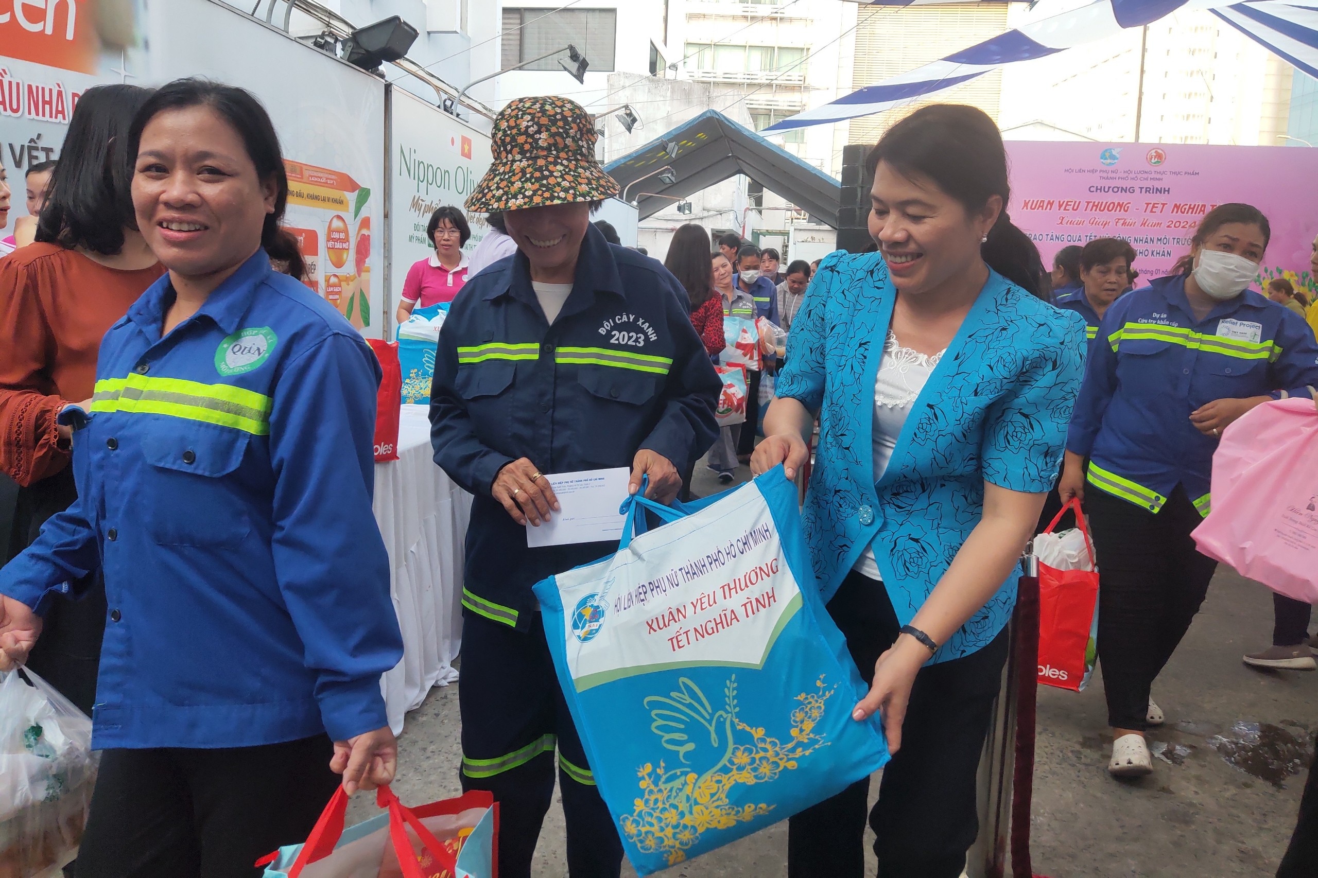 Tặng quà tết cho 400 nữ công nhân vệ sinh môi trường TP.HCM- Ảnh 1.